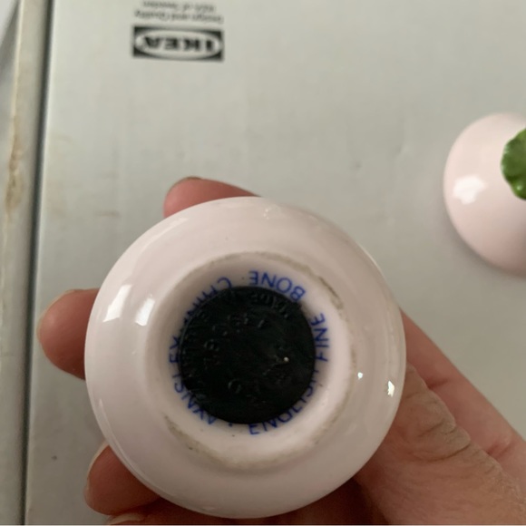 Aynsley English Bone China Mini Salt and Pepper Shakers, Rose and Chrysanthemum - Picture 4 of 4